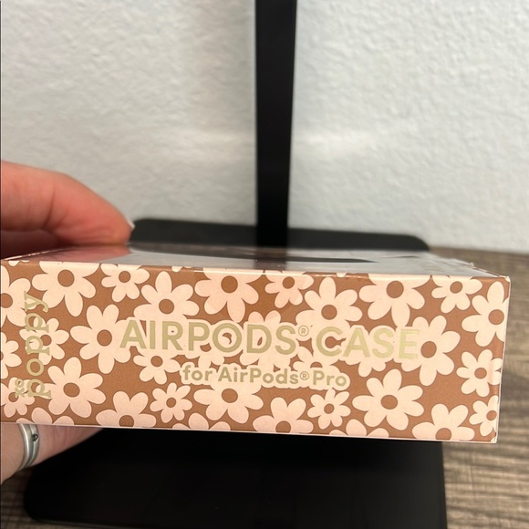 XO Poppy | Daisy AirPod Case - Picture 4 of 5